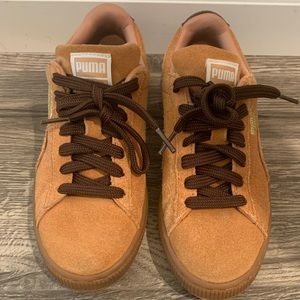 Women’s size 6 suede PUMAs